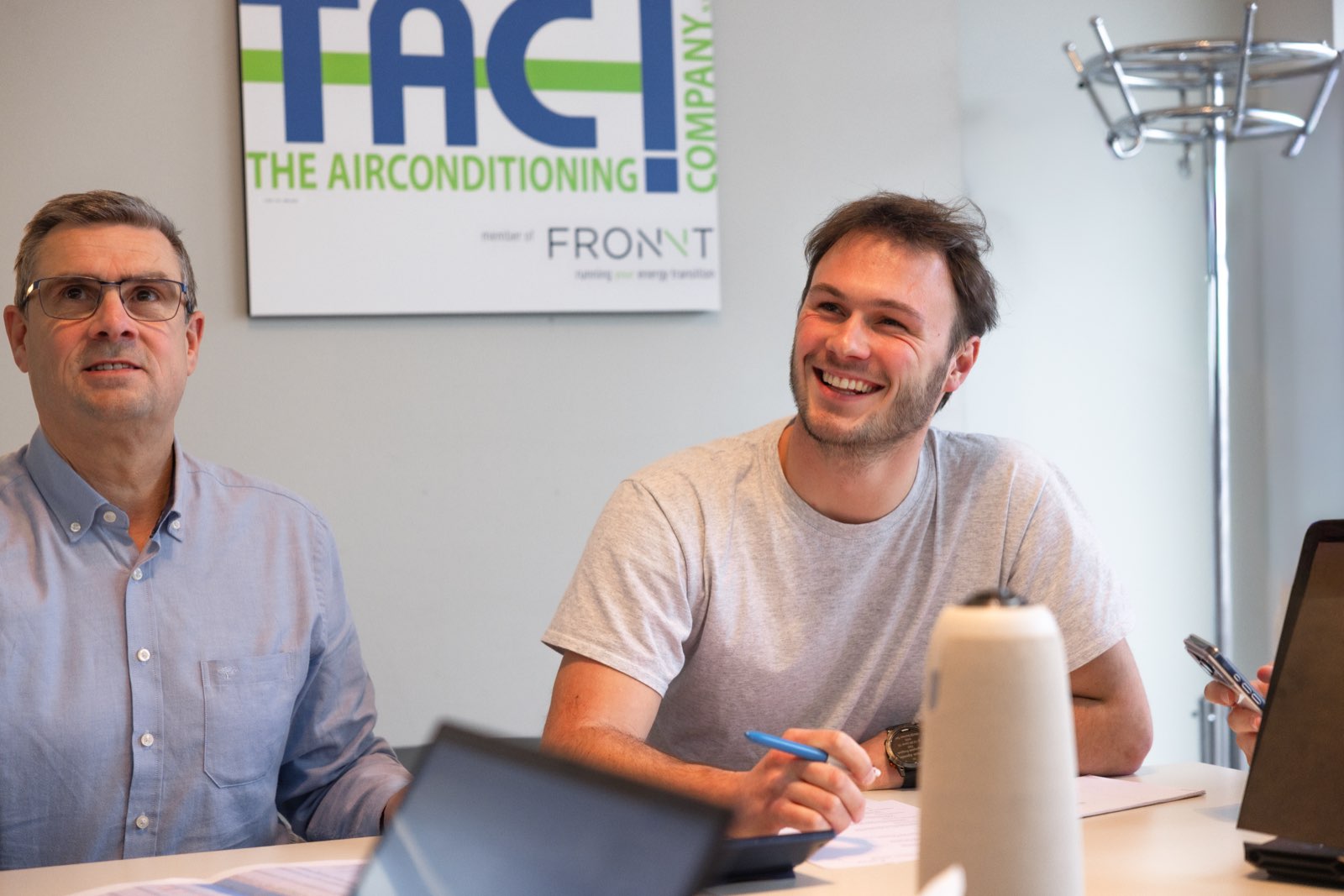 Twee TAC-collega’s in gesprek op kantoor