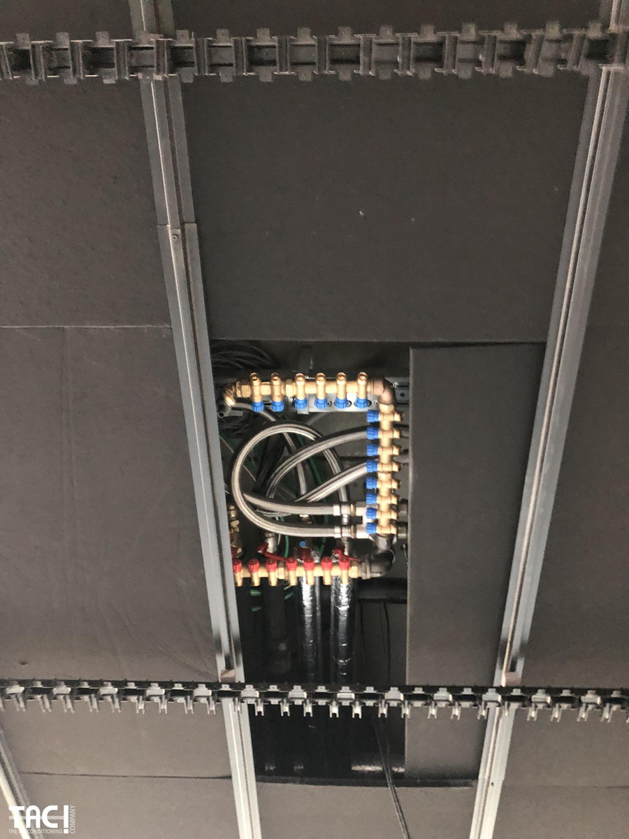 Collector met zeswegventiel boven het klimaatplafond bij Triple Living
