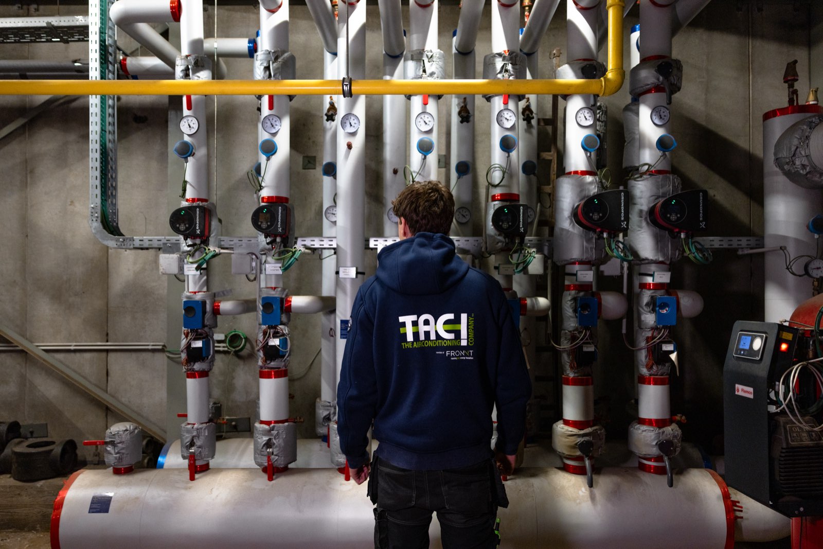 Service technieker van TAC in de stookplaats